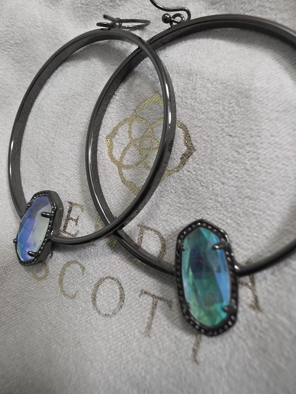 Kendra Scott Elora Hoops In Gunmetal/Dichroic - Picture 2 of 4